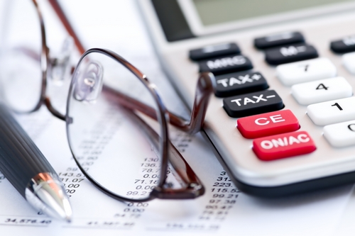 מחשבון, משקפיים ומסמכים - בדיקת אפשרויות לקבלת הלוואה