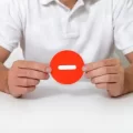 אדם מחזיק סימן של מינוס